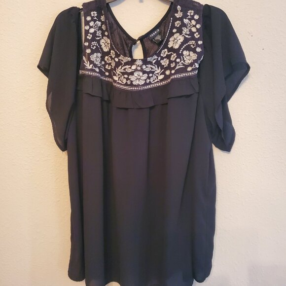 TORRID Women's Cold Shoulder Blouse Black/ White  Embroidered Flowers Size 4. - Picture 3 of 10